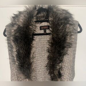 SHYANNE WOMEN'S METALLIC
SWEATER VEST WITH FAUX FUR